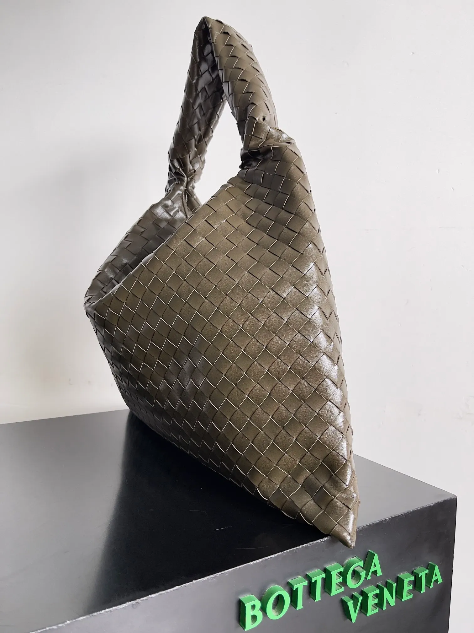 Batch 2160 Recently, I seem to be obsessed with this bag from BV~ The new Hop is really not too beautiful. The whole bag has no seams. The bag body and handles are made of one piece of leather. It embodies the style and essence of Bottega Veneta. It truly represents craftsmanship and creativity. The large size has a very loose and lazy upper body. Big bag lovers will definitely not regret buying it. Style number: 763970 Size: 53*24*13